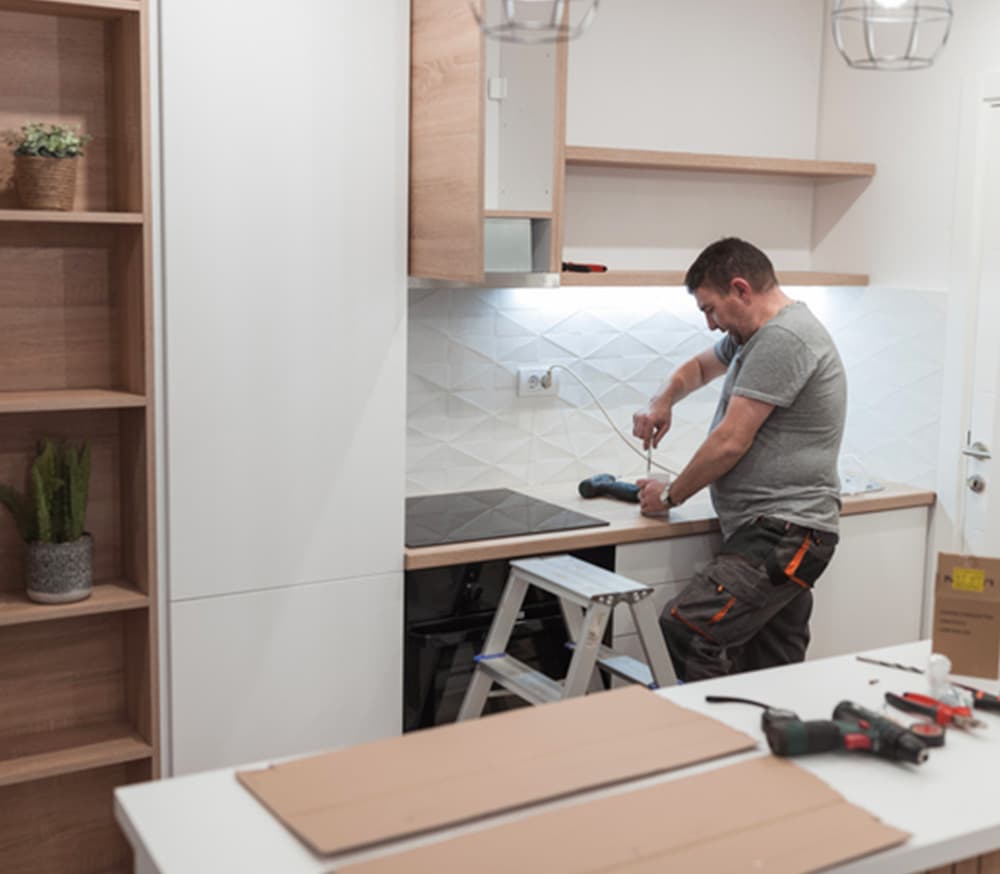 Liège : un schizophrène s’introduit dans l’appartement d’une femme avec une scie...